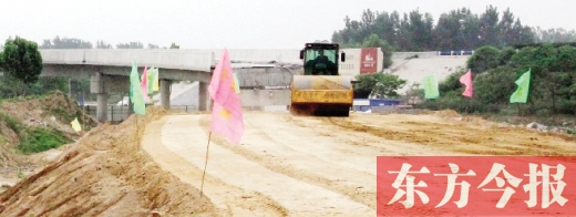 　昨日，正在施工中的鄭州市文化路與連霍高速互通式立交