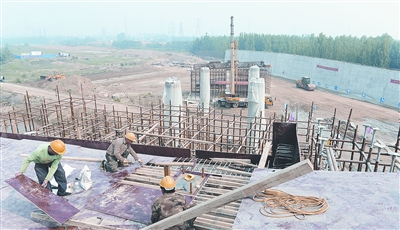 中原西路西南繞城高速公路互通式立交項目已完成總工程量的35%。