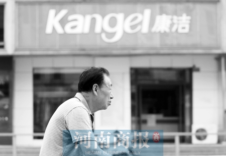 　這一切，將會(huì)給康潔公司、加盟商，乃至鄭州洗衣行業(yè)，帶來什么？ 記者 趙卓/攝