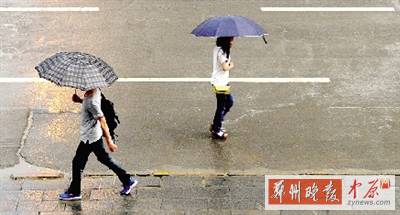 昨天傍晚，市民在雨中行走。