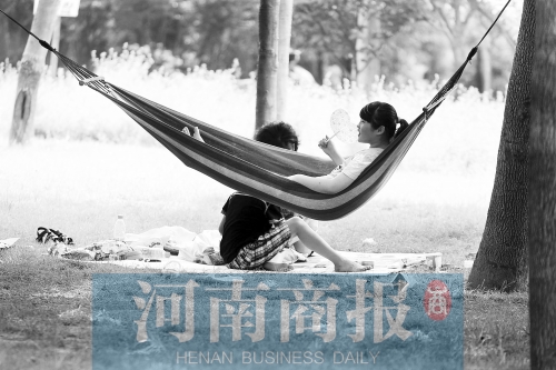 天又熱了起來(lái)，外出游玩，記得防曬哦 記者 趙卓/攝　