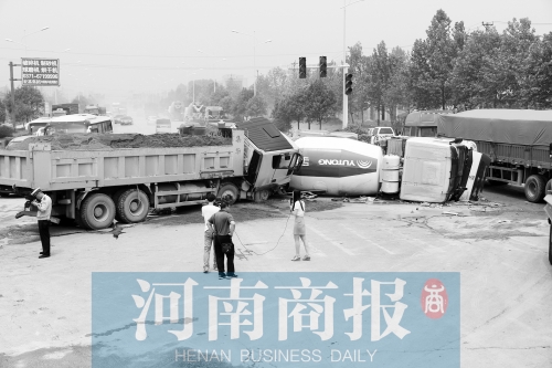 事故現(xiàn)場的附近居民稱，路口的紅綠燈從來沒亮過