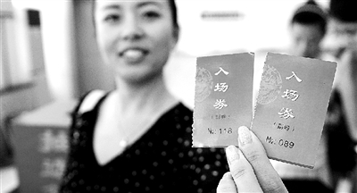 本報記者抽出的兩名消費者代表。