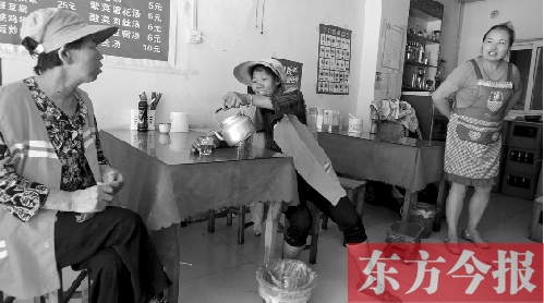 7月30日下午，鄭州市建設(shè)路一家面館老板毋女士，給兩位環(huán)衛(wèi)工端水解暑