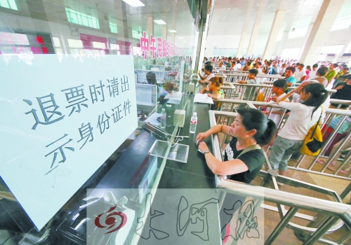 洛陽火車站退票窗口前，一名乘客正在退票。