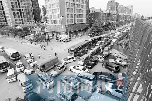 路口四個方向直行、左轉(zhuǎn)交織，車輛相互抵頭，無法正常通行