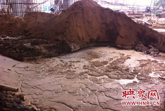 隴海路西三環(huán)快速路施工現(xiàn)場，被挖斷的管道就在泥水下面