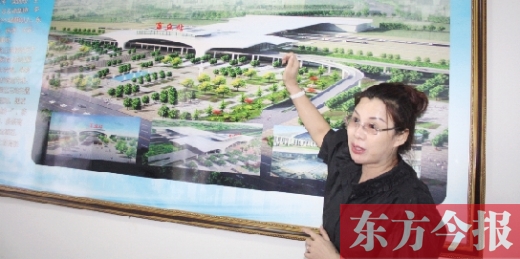 梁園區(qū)高鐵建設(shè)指揮部常務(wù)副指揮長(zhǎng)、梁園區(qū)委副書(shū)記杜麗亞向記者介紹高鐵站效果圖
