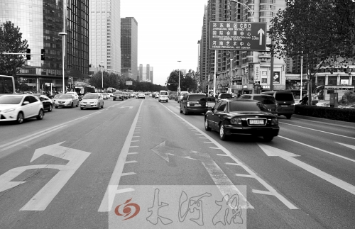 這條畫有多條短斜線的車道就是可變車道，視車流量大小而定，直行車輛多時它是一個直行車道，左轉(zhuǎn)車輛多時它