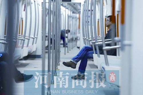 倆小時(shí)不出地鐵站，要按全程收費(fèi) 王春勝/攝