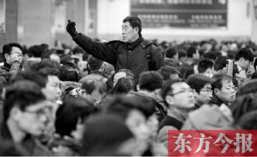 一場雨夾雪讓鄭州火車站的客流又增加了不少。昨天，售票大廳內(nèi)排隊(duì)購票的旅客摩肩接踵