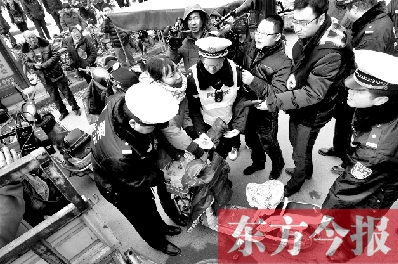 面對要暫扣的非機動車，看車人急了