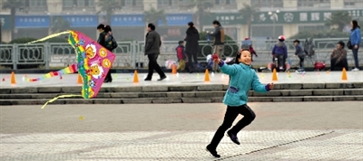 昨日,省會(huì)天氣晴好,春意盎然。上午,在綠城廣場(chǎng),一個(gè)小女孩在快樂(lè)地放風(fēng)箏。