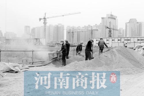 緯二路與東明路交叉口附近，一處工地上塵土飛揚 記者 鄧萬里/攝
