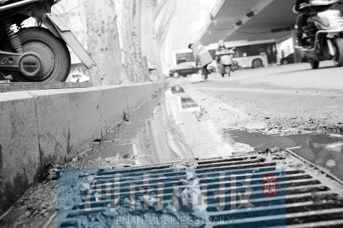 現(xiàn)場(chǎng)，污水流到了機(jī)動(dòng)車(chē)道上
