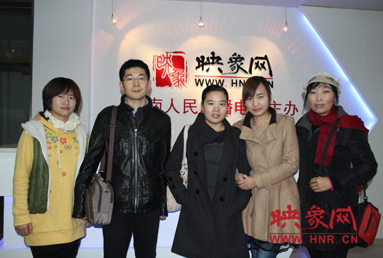 網(wǎng)友出發(fā)前和東方今報(bào)記者劉長(zhǎng)征、河南電臺(tái)新聞廣播記者王巴燕（左二、左三）合影