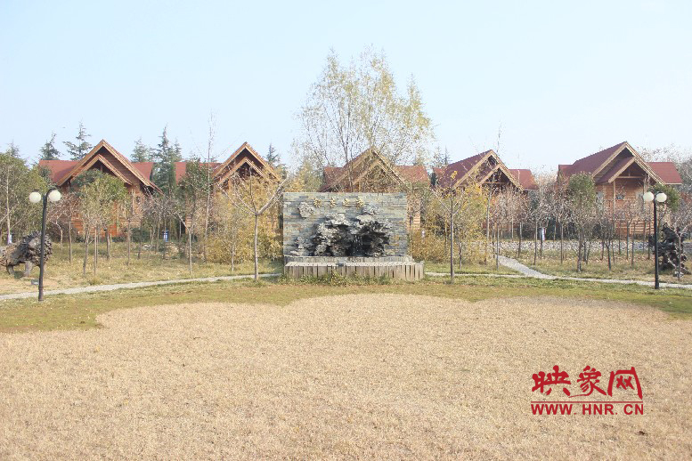 后面就是小別墅，前面是個(gè)廣場(chǎng)