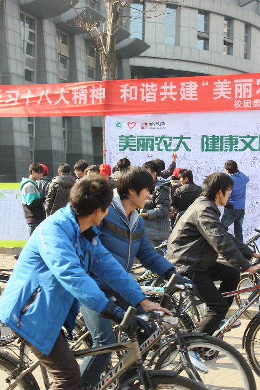 活動(dòng)現(xiàn)場(chǎng)人流涌動(dòng)，過路人群駐足觀看