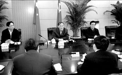 11月30日，中共中央政治局常委、中央紀(jì)委書記王岐山在北京主持召開座談會(huì)，聽取專家學(xué)者對黨風(fēng)廉政建設(shè)和反腐敗工作的意見和建議。新華社發(fā)