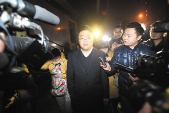 1月15日，重慶，庭審結(jié)束，張貴英的辯護律師接受媒體采訪。
