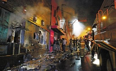 27日凌晨，巴西南里奧格蘭德州圣瑪麗亞市一家夜總會突發(fā)大火，造成至少245人死亡。圖為消防人員正在現(xiàn)場滅火救援。