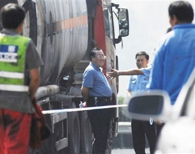 陜西“表哥”楊達(dá)才在車禍現(xiàn)場。資料圖