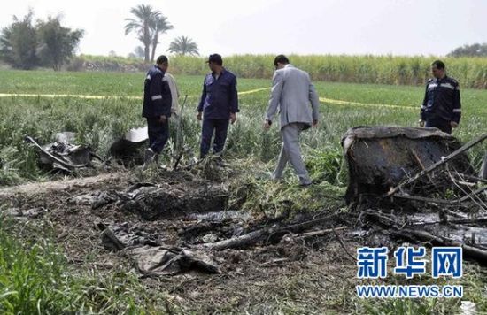 2月26日，在埃及旅游城市盧克索附近，警察和救援人員在發(fā)生熱氣球爆炸事故的現(xiàn)場查看熱氣球殘骸。