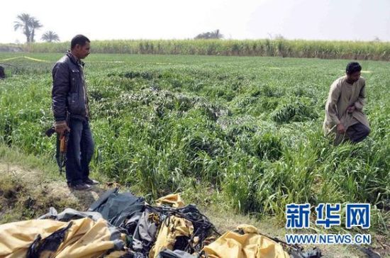 2月26日，在埃及旅游城市盧克索附近，當(dāng)?shù)匕踩藛T在發(fā)生熱氣球爆炸事故的現(xiàn)場查看。