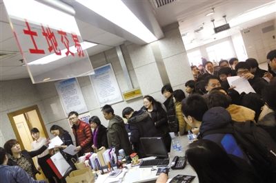 2月28日，北京市土地交易市場，各房地產(chǎn)企業(yè)代表準(zhǔn)備競拍房山、大興、朝陽的13塊土地。