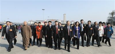 昨日，中國人民政治協商會議第十二屆全國委員會第一次會議在北京人民大會堂開幕。這是全國政協委員走向人民大會堂。新華社記者 陳樹根 攝