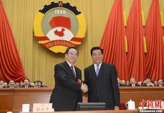 3月11日下午，全國政協(xié)十二屆一次會議在北京人民大會堂舉行第四次全體會議，俞正聲當選政協(xié)第十二屆全國委員會主席。圖為政協(xié)第十一屆全國委員會主席賈慶林和俞正聲握手，表示祝賀。中新社發(fā) 廖攀 攝