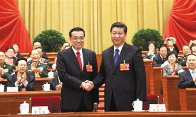 昨日，人大會議投票表決，決定李克強(qiáng)為國務(wù)院總理后，習(xí)近平和李克強(qiáng)親切握手。 新華社記者 蘭紅光 攝