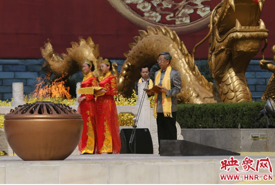 中華炎黃文化研究會會長許嘉璐宣讀拜祖大典拜祭文。映象網(wǎng)記者 邵恰 攝