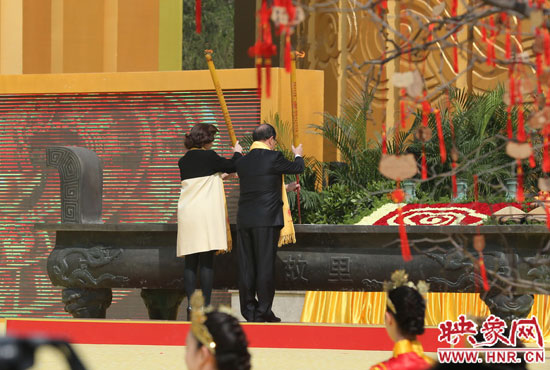 中國國民黨副主席蔣孝嚴(yán)及其夫人凈手上香 。映象網(wǎng)記者 邵恰 攝