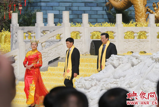 　河南省委書記、省人大常委會主任郭庚茂，河南省省長謝伏瞻敬獻(xiàn)花籃。映象網(wǎng)記者 邵恰 攝