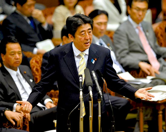 23日，安倍在參議院預(yù)算委員會(huì)發(fā)表講話。