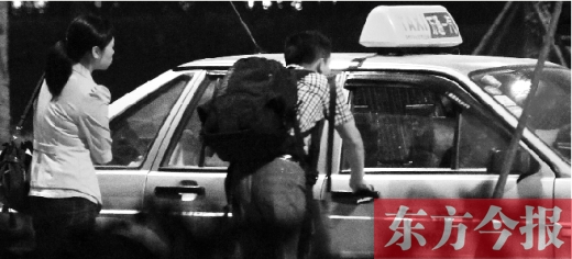 5月1日，記者夜探鄭州火車東站黑出租車，司機告知記者不打表40元，記者上車錄音取證