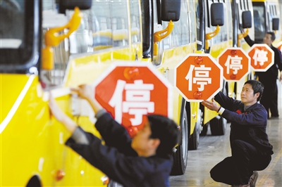 4月28日，江西上饒，江西博能上饒客車員工正在為銷往廣東客戶的訂單大鼻子校車做最后的質(zhì)量安檢。圖/CFP