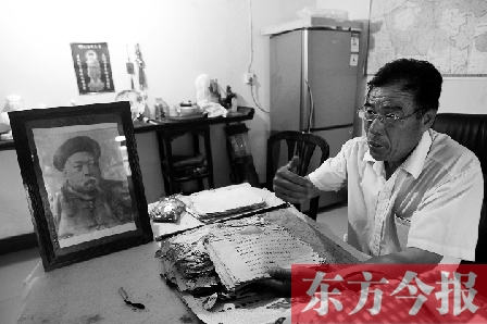 　魏樹(shù)紹手拿《物權(quán)法講義》手稿，在講訴先祖書(shū)寫“物權(quán)法”的歷史（相框里就是魏聯(lián)奎）
