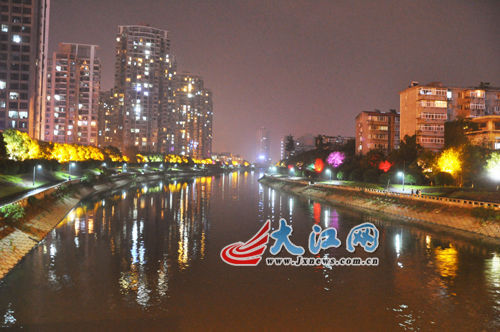 夜幕下的玉帶河，風(fēng)景很好，但是臭氣熏天。
