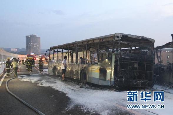 　　這是6月7日拍攝的廈門(mén)高架路上的快速公交起火事故現(xiàn)場(chǎng)。新華社發(fā)