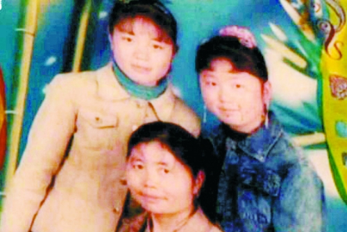 兩個女兒已長大成人,妻子也已歸來,這個分離12年的家庭,離幸福越來越近(翻拍)。