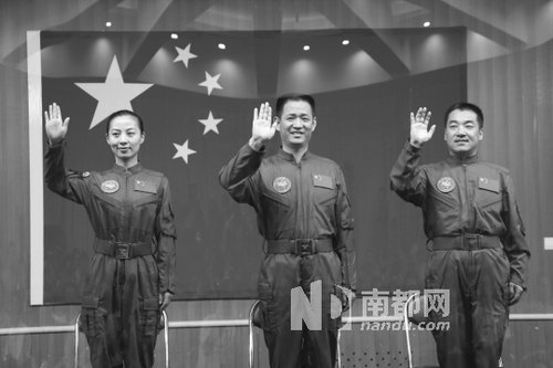 神舟十號航天員王亞平(左)、聶海勝(中)、張曉光(右)。 新華社發(fā)