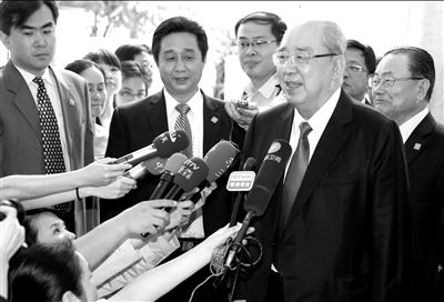 吳伯雄率國民黨大陸訪問團抵達北京，在下榻的麗思卡爾頓酒店接受記者采訪。中新社發(fā)