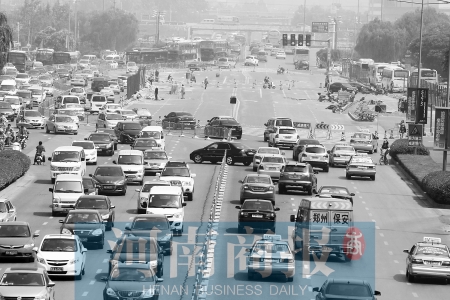 花園路封道施工，通行不暢 王春勝/攝