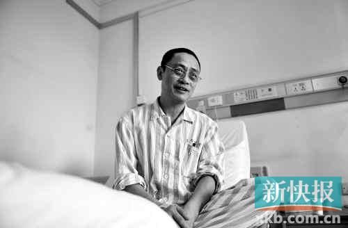 在病床上,趙海濱看起來比原先照片里消瘦了很多,雖然戴著一副近視眼鏡,卻掩飾不住鏡框后面發(fā)黑的眼圈。新快報(bào)記者孫毅/攝