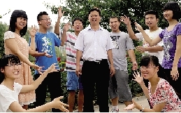 同學(xué)們用手臂連成光環(huán)，把班主任老師圍起來(lái)，表達(dá)對(duì)他的敬意和謝意。
