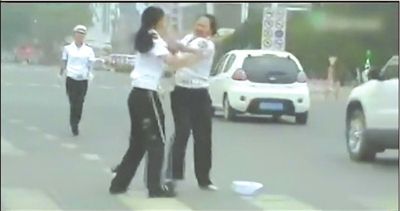 兩名“女交警”馬路中央廝打。圖/東方IC