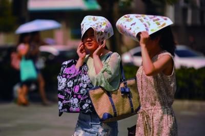 進(jìn)入7月份以來(lái)，南京出現(xiàn)了多個(gè)高溫天氣。本報(bào)資料圖片 劉瀏 攝