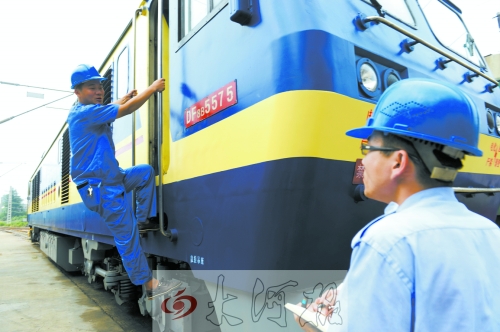 　　首發(fā)車頭以內(nèi)燃機(jī)作牽引，途中車頭、車身都會換